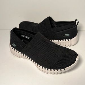 *NWT* Skechers Air Cooled Goga Mat